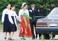朝鲜新婚夫妇“独守空房”…“买一间自己的房子真难”