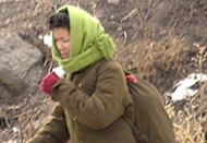 “寒冬里携带粮食在阵地里露营”