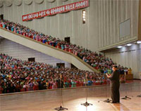 百姓们看到在剧场拿着演讲稿的金正恩有何反应?