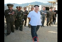 “金正恩穿新义州工厂生产的运动鞋展现‘爱人民’形象”