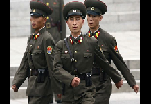 据说,过去肆无忌惮进行抢夺的朝鲜保卫员最近却点头哈腰了