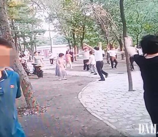 天气转凉百姓们聚集到公园,“现在才感觉好受多了”