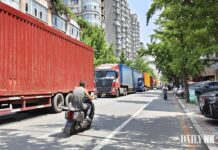 中朝边境物流运输活跃,丹东口岸前卡车排长龙