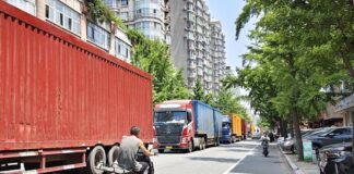 中朝边境物流运输活跃,丹东口岸前卡车排长龙