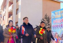 提及资本主义社会的住房压力,宣传无偿提供住宅政策
