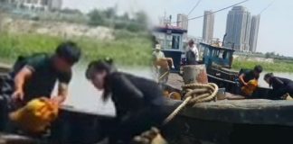 N. Korean laborers continue to earn foreign currency abroad North Korean smugglers unloading goods in Dandong