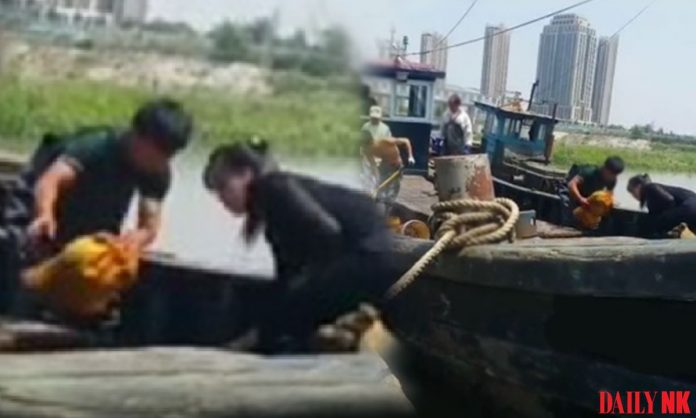 170615-북한밀수현장 North Korean smugglers unloading goods in Dandong