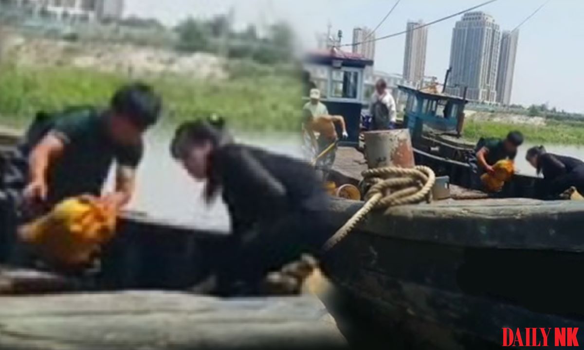 North Korean smugglers unloading goods in Dandong
