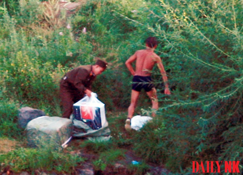 North Korean soldiers smuggling on the border