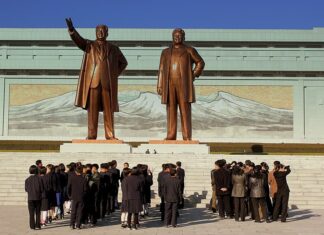 North Korea steps up surveillance to erase belief the two Koreas are “one people” Crowds bow before the bronze statues of Kim Il Sung and Kim Jong Il at Mansudae Grand Monument, Pyongyang, October 2012