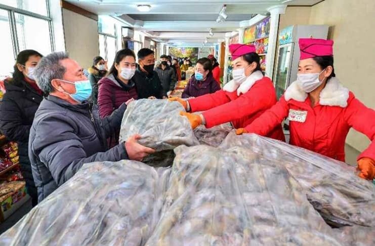Donju now run many of North Korea’s state grain shops Pyongyang residents receive bags of fish at a state-run store after leader Kim Jong Un ordered thousands of tons of fish distributed to the capital, Dec. 21, 2021.