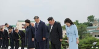 North Korea calls Xi Jinping’s visit a “diplomatic victory” Kim Jong Un and Xi Jinping bow with their wives at the Friendship Tower in Pyongyang during the June 2026 visit at the center of the Kim Ju Ae succession debate.