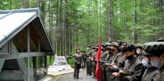 Security officers brawl over lecturer at North Korea’s Mount Paekdu revolutionary site A lecturer addresses a visiting delegation at a revolutionary historic site in North Korea's Mount Paekdu area during a summer tour