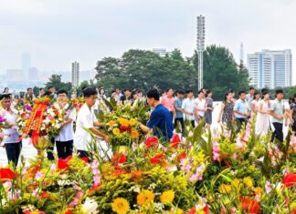 Elderly North Koreans recall Kim Il Sung era fondly despite hardship today Crowds lay flower baskets at Mansu Hill in Pyongyang marking the anniversary of Kim Il Sung's death