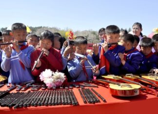 North Korean students resent piri in Kim Jong Un’s gift instruments North Korean schoolchildren play piri flutes beside guitars laid out for a Kim Jong Un instrument donation