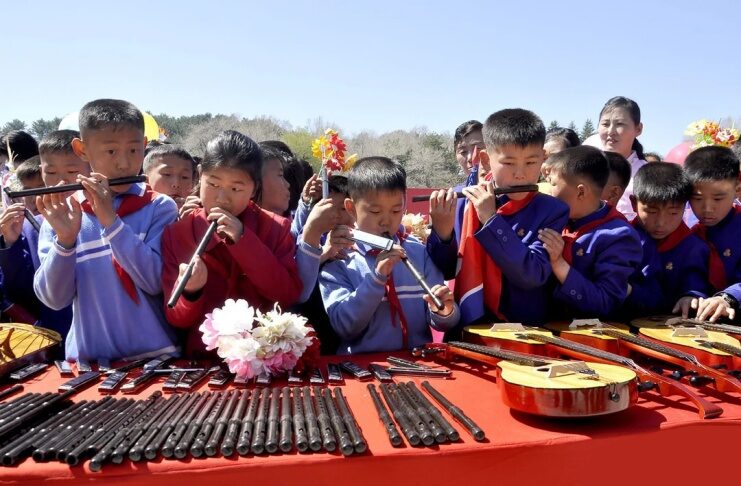 North Korean students resent piri in Kim Jong Un’s gift instruments North Korean schoolchildren play piri flutes beside guitars laid out for a Kim Jong Un instrument donation