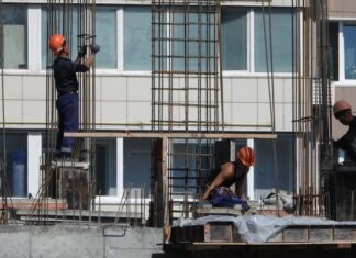 Pyongyang residents balk at overseas labor dispatch North Korean dispatched workers at a construction site in Vladivostok, Russia