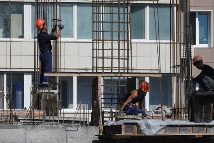 nk-dispatched-workers-vladivostok-construction North Korean dispatched workers at a construction site in Vladivostok, Russia