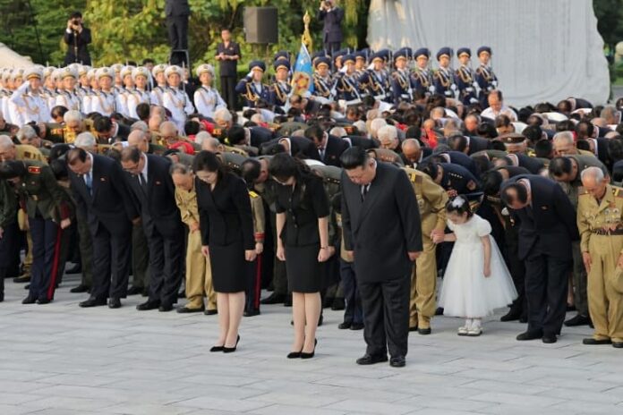 kim-jong-un-daughter-ju-ae-martyrs-tomb-visit Kim Jong Un, daughter Kim Ju Ae and wife Ri Sol Ju visit war martyrs' tomb in Pyongyang