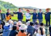 김매기 도중 사람 쓰러졌는데 구호·노래만 계속한 선동대 ‘빈축’