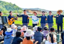 김매기 도중 사람 쓰러졌는데 구호·노래만 계속한 선동대 ‘빈축’